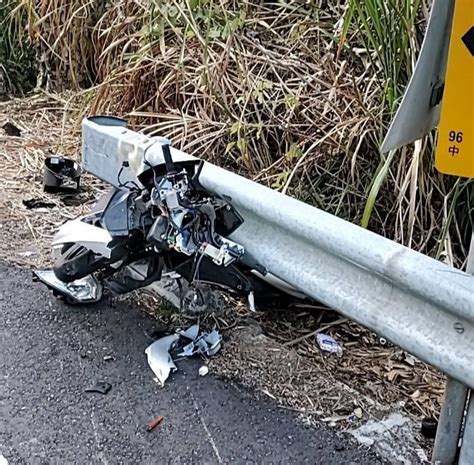 車禍去霉運|快訊/台中嚴重車禍「轎車頭半毀、機車整輛撞爛」 傷亡不明 